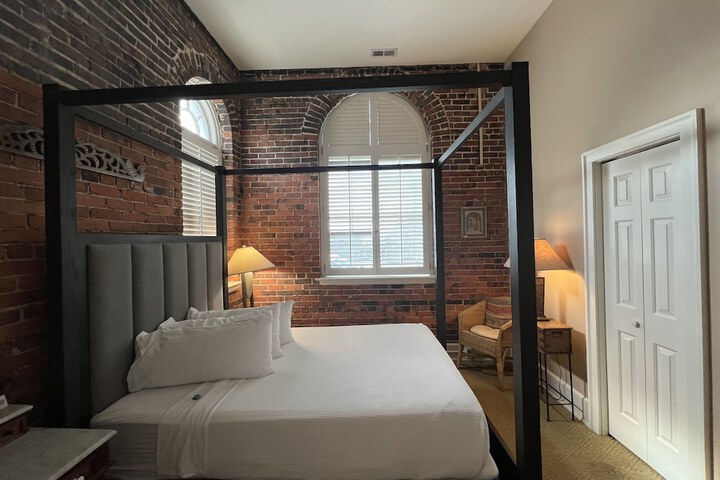 Room 93 of 142