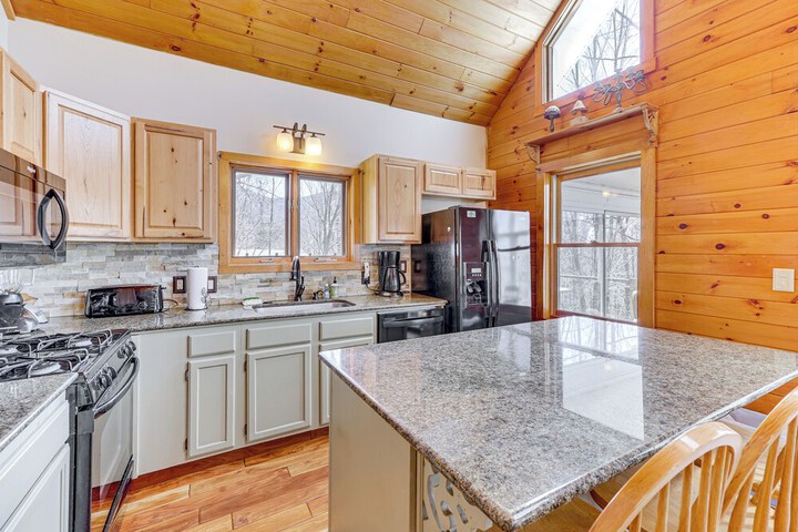 Jeffersonville Home w / Deck Near Hiking & Climbing