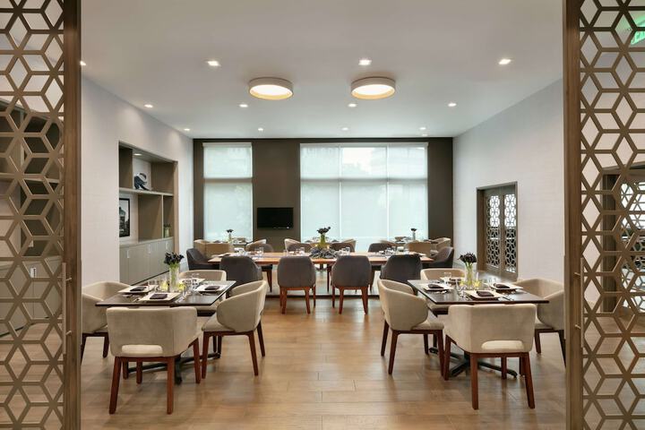 Dining 33 of 48
