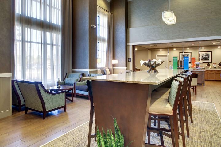 Hampton Inn & Suites Milwaukee West