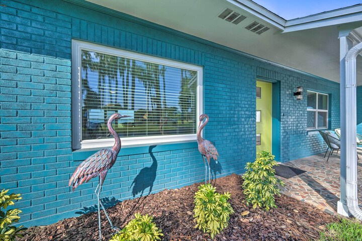 Waterfront Lake Dora Escape w / Private Dock & Slip