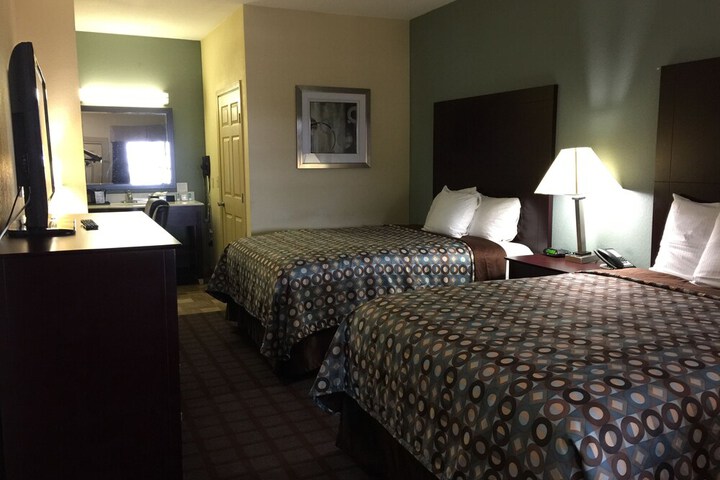 Pearsall Inn & Suites
