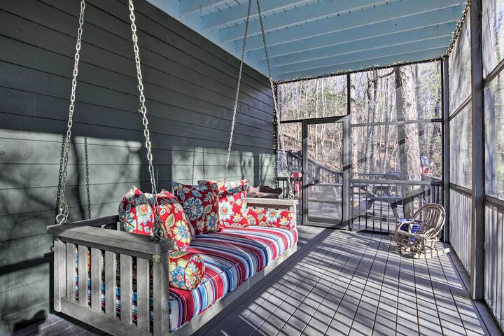Cozy & Quiet Studio w / Porch Near Scenic Railway!