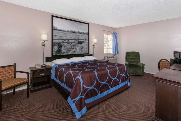 Room 7 of 16