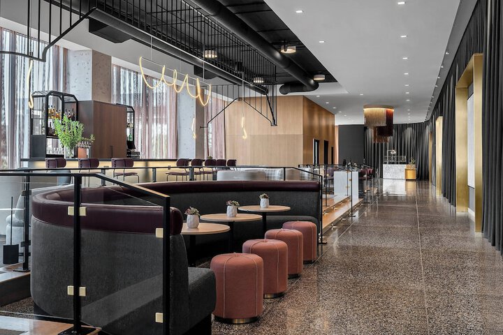 Renaissance Milwaukee West Hotel