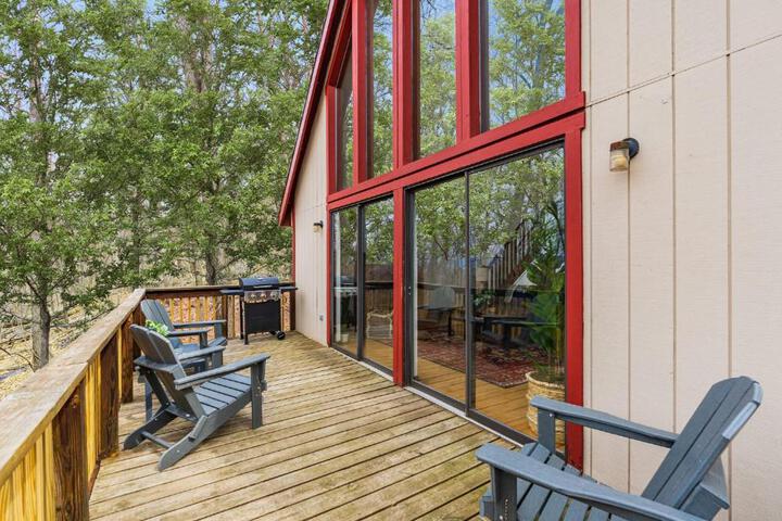 Modern Chalet w Hot Tub Large Deck, Grill & WiFi
