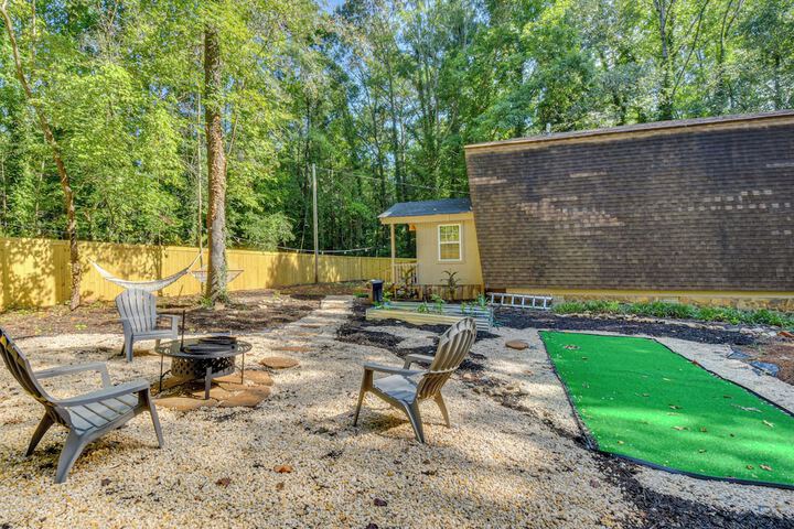 Pet-friendly Lavonia Cabin Walk to Lake Hartwell!