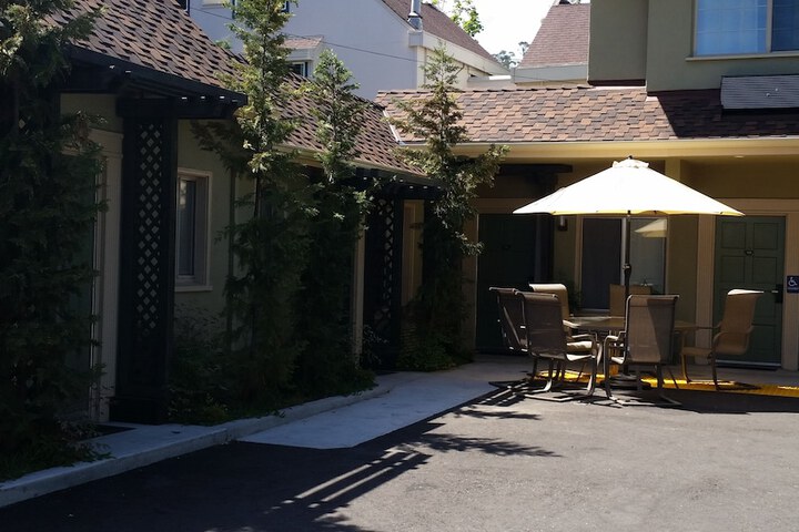 Hotel Exterior 14 of 14
