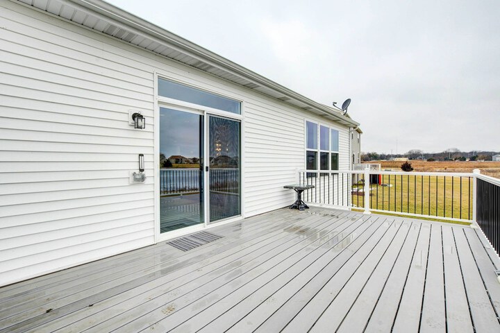 Spacious Waterfront Yorkville Getaway w / Yard