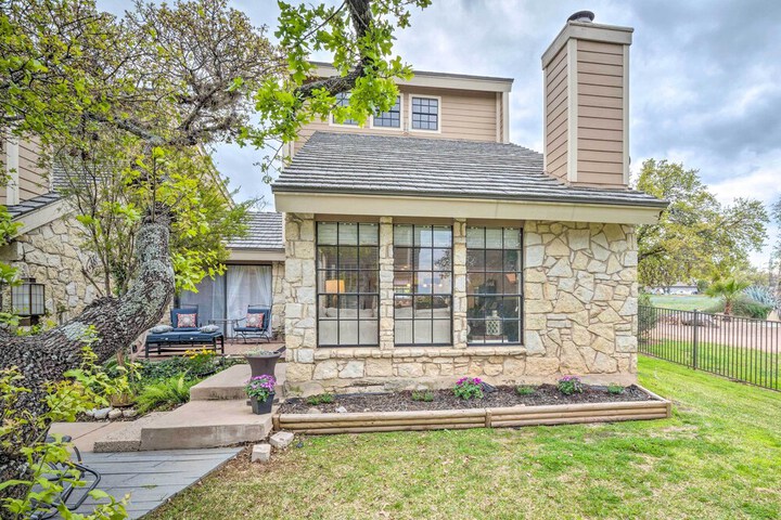 Horseshoe Bay Townhome w / Patio & Outdoor Pool!