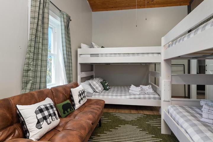 Spacious Cabin Near Hocking Hills and Caves with Hot Tub and Firepit