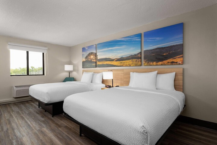 Days Inn and Suites by Wyndham Hammond IN
