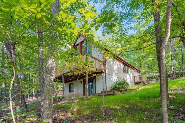 Modern Chalet w Hot Tub Large Deck, Grill & WiFi