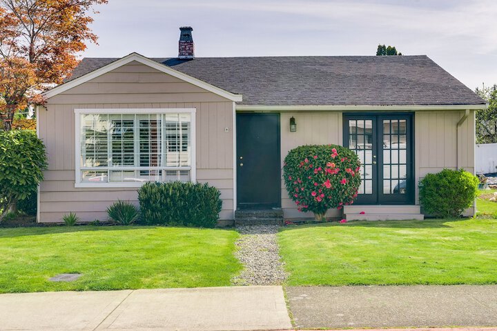 Downtown Kirkland Rental: Steps to Lake Washington