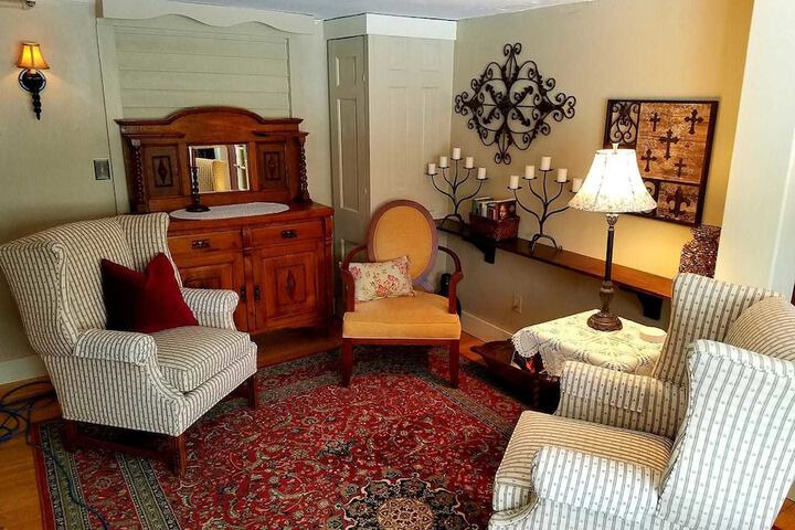 PineCrest Inn