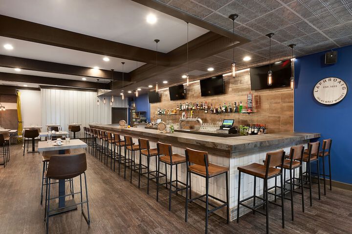 Lounge 110 of 129