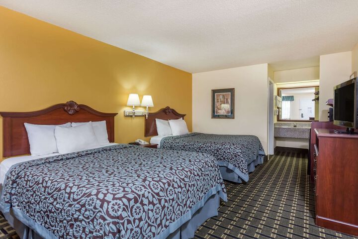 Days Inn & Suites by Wyndham Warner Robins Near Robins AFB
