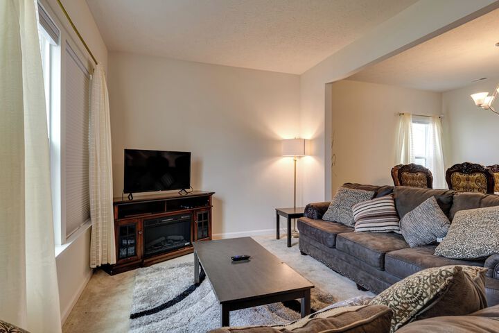 Spacious Home w / Fireplace - Near Golf!
