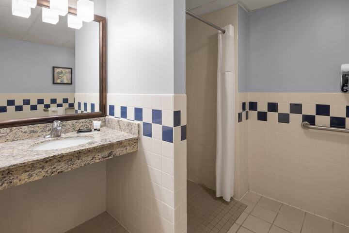 AmericInn by Wyndham Douglas / Saugatuck