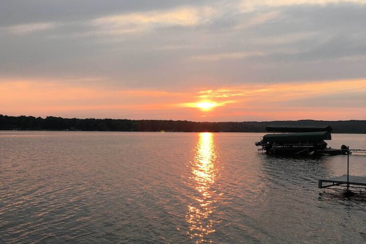 Spacious Luxury Cabin w / Deck & Dock on Bone Lake