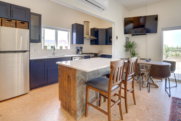 Hot Tub & Views: Modern Home 15 Mi to Zion NP