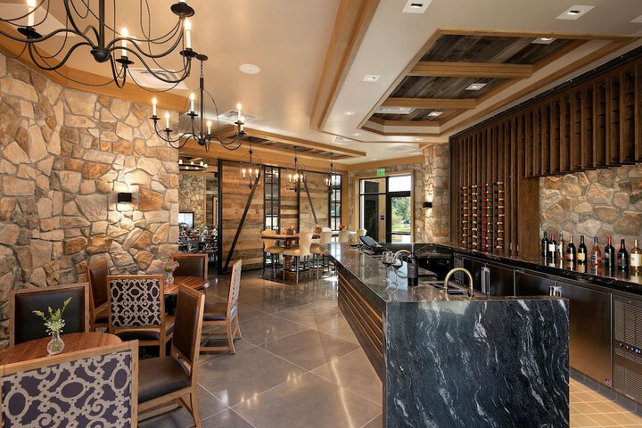 Lounge 92 of 105