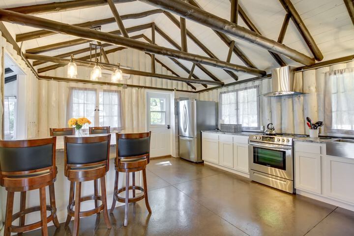 Lakefront Motley Cabin w / Private Deck + Dock!