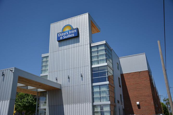 Days Inn & Suites by Wyndham Milwaukee