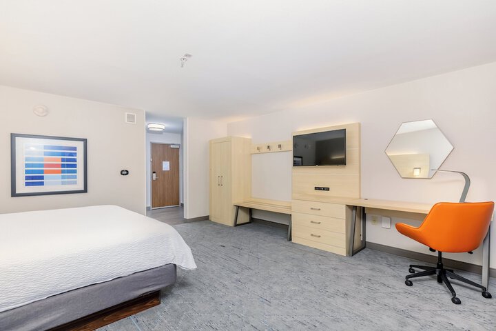 Holiday Inn Express & Suites Medford by IHG