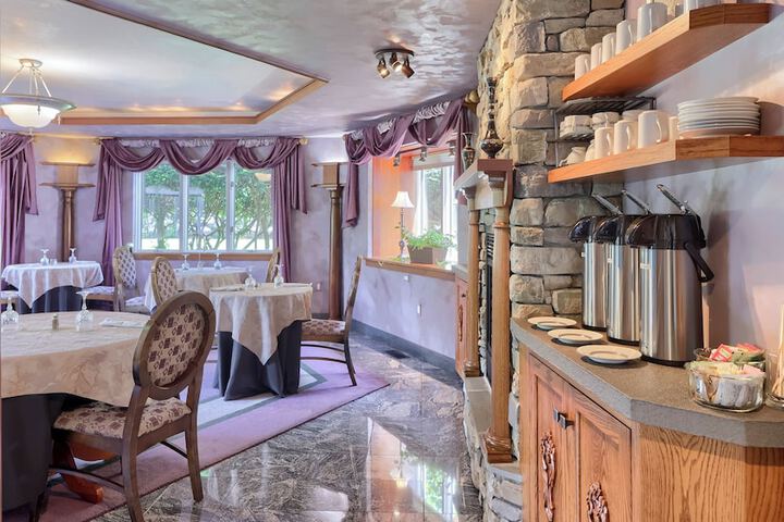 Twin Pine Manor Bed & Breakfast