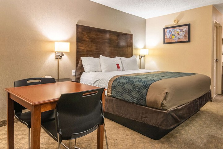 Econo Lodge Hillsboro I-35
