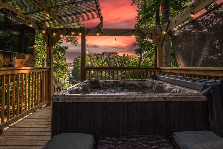 emerald Cove Chalet on Douglas Lake w / Hot Tub!