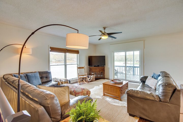 Lakefront Arkansas Abode - Deck Grill & Fire Pit!