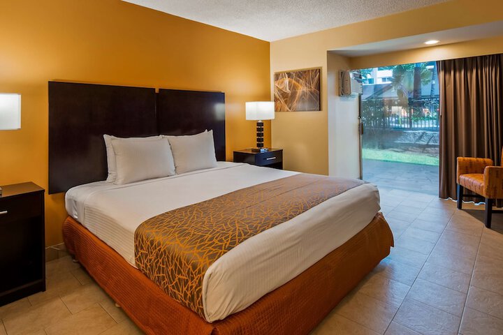 Best Western The Plaza Hotel Honolulu Airport - Free Breakfast