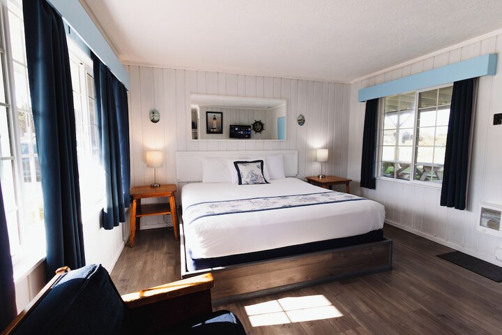 Tillicum Beach Motel (Deanes Oceanfront Lodge)