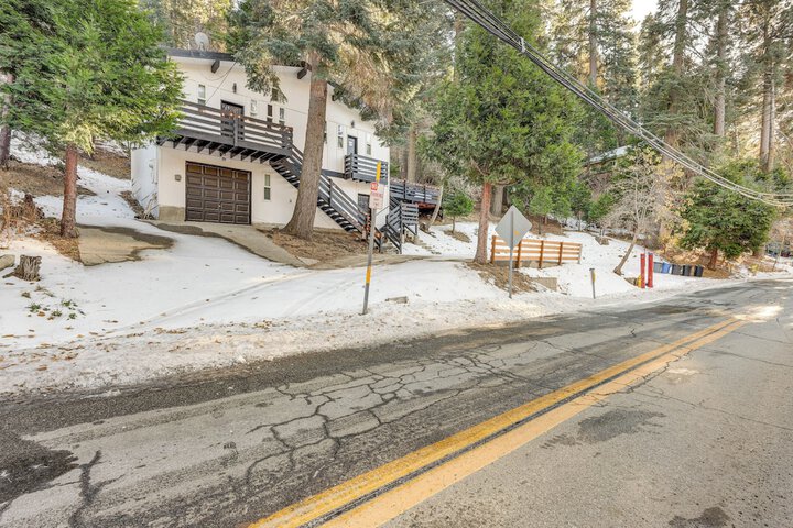 Lake Arrowhead Hideaway w / Deck & Hot Tub