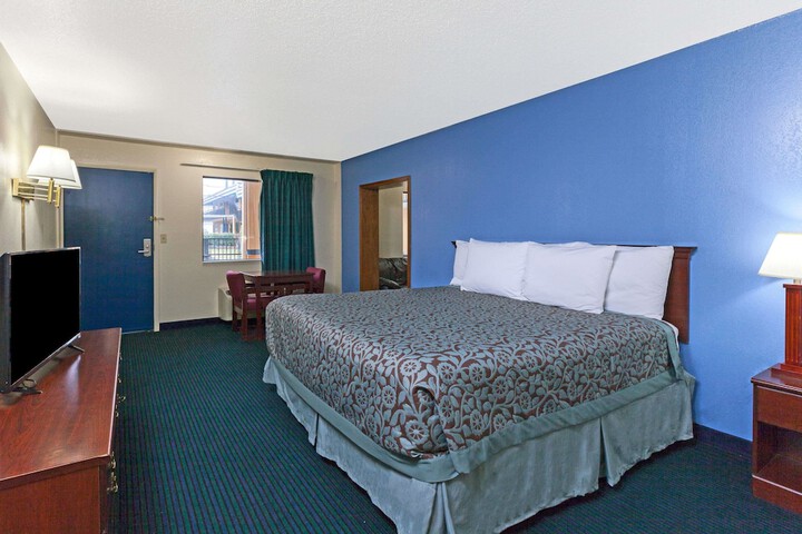 Room 6 of 14