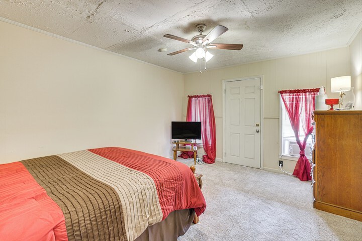 Clanton Cottage w / Charcoal Grill & Porch!