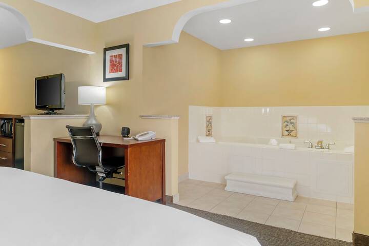 Comfort Suites Findlay I-75 near Sports Complex