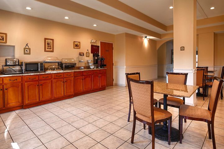 Best Western Plus Bass Hotel & Suites