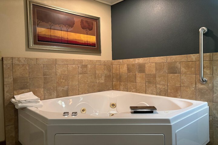 AmericInn by Wyndham Monmouth