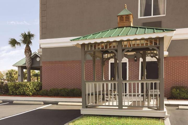 Country Inn & Suites by Radisson St. Petersburg - Clearwater, FL