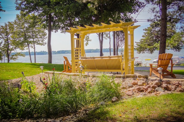 Lake Ripley Lodge w Lake Front Rooms Grand Porch, Kayaks & Paddleboard