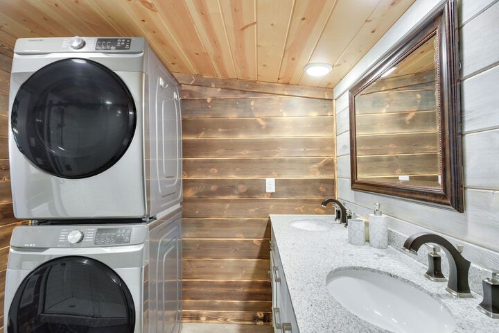 Lakefront Motley Cabin w / Private Deck + Dock!