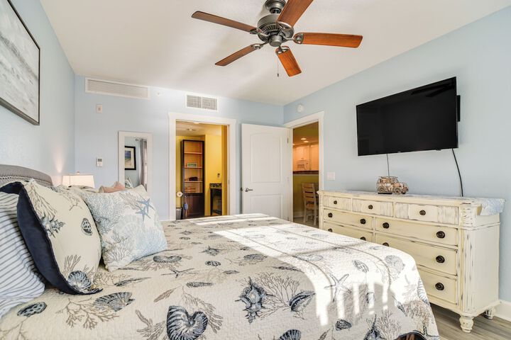Waterfront Condo w / Water Park Walk to the Beach!