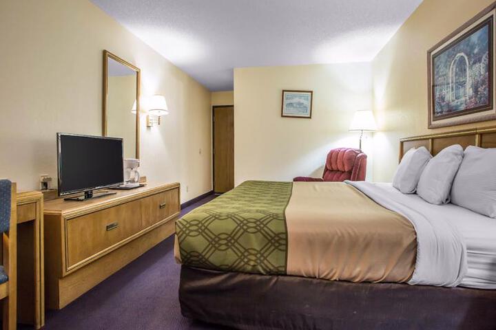 Econo Lodge Inn & Suites