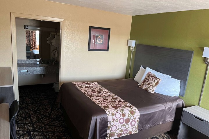 Room 8 of 17