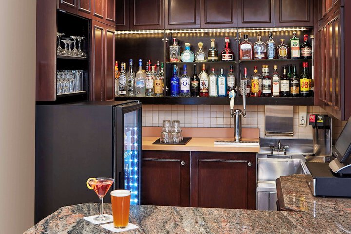 Lounge 24 of 28