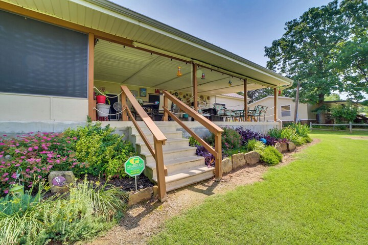 Cozy Lake Eufaula Hideaway w / Fire Pit & Hot Tub!