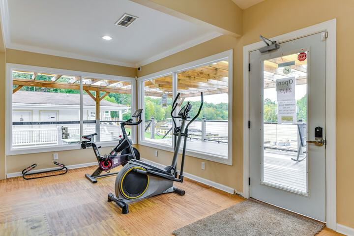 Waterfront Lake Norman Cabin w / Screened Porch!